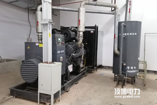 一台300kwpg电子官方斯柴油发电机组出现启动困难状况